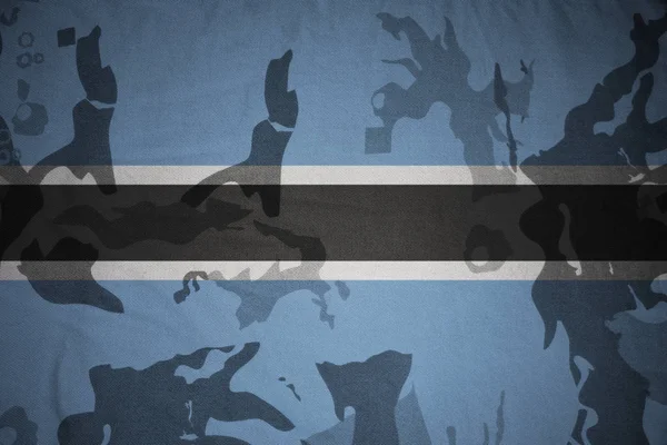 Drapeau du botswana sur la texture kaki. concept militaire — Photo