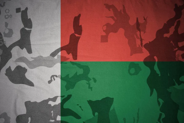 Флаг Мадагаскара на текстуре хаки. военная концепция — стоковое фото