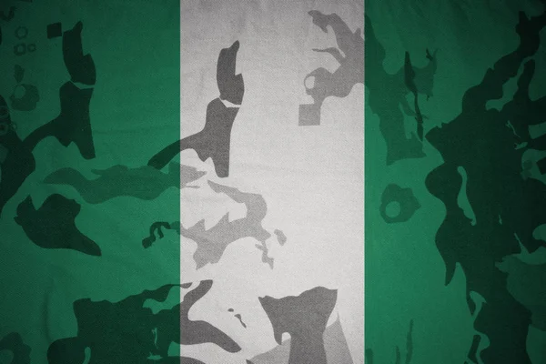 Bandiera della Nigeria sulla texture kaki. concetto militare — Foto Stock