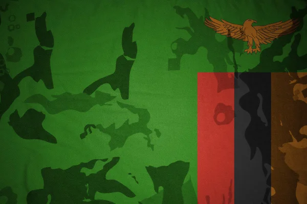 Flagge Sambias auf der khakifarbenen Textur. Militärisches Konzept — Stockfoto
