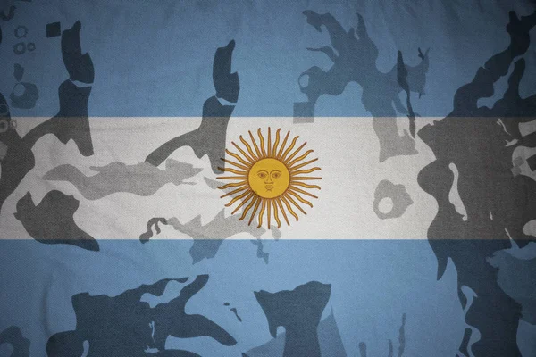 Bandeira da argentina na textura cáqui. conceito militar — Fotografia de Stock