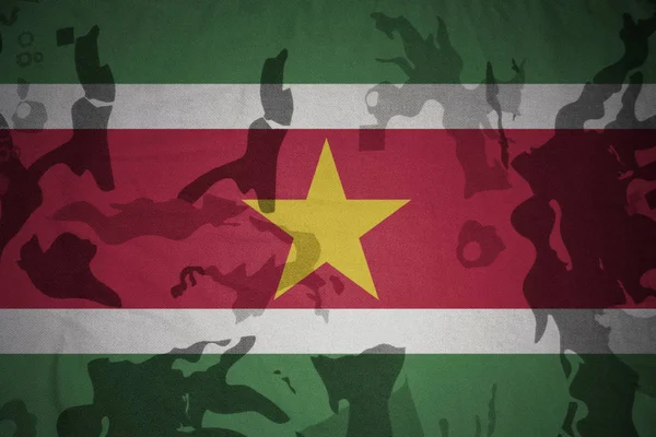 Vlag van suriname op de kaki textuur. militair concept — Stockfoto