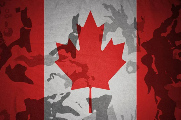 Bandeira do Canadá na textura cáqui. conceito militar — Fotografia de Stock