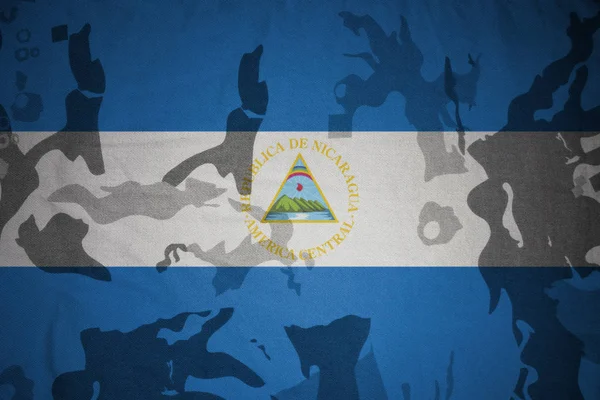 Vlag van nicaragua op de kaki textuur. militair concept — Stockfoto