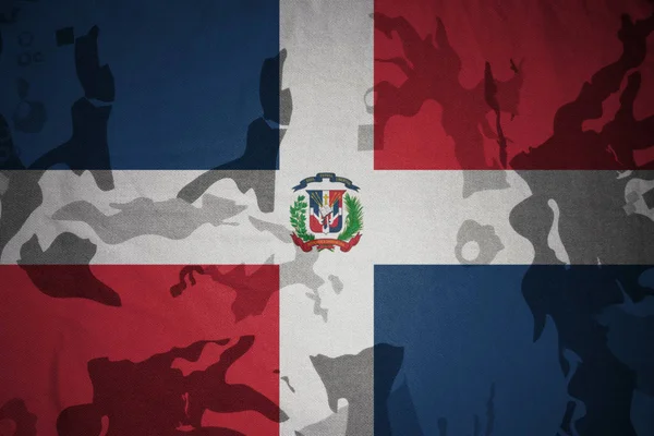 Bandera de la República Dominicana sobre la textura caqui. concepto militar — Foto de Stock