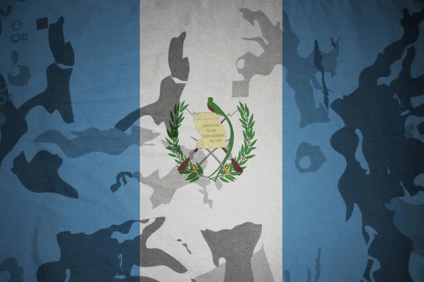 Vlajka Guatemaly na khaki texturu. vojenský koncept — Stock fotografie