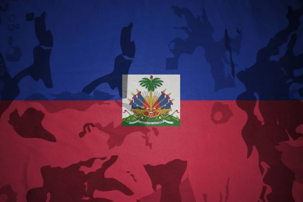 Bandeira do haiti na textura cáqui. conceito militar — Fotografia de Stock