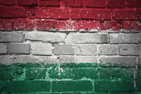 Bandera nacional pintada de hungary en una pared de ladrillo —  Fotos de Stock