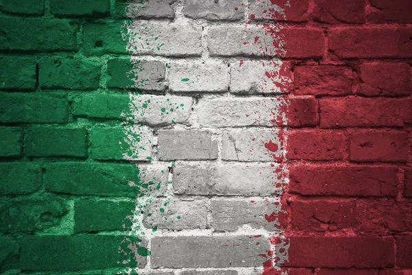 Bandiera nazionale dipinta d'Italia su un muro di mattoni — Foto Stock