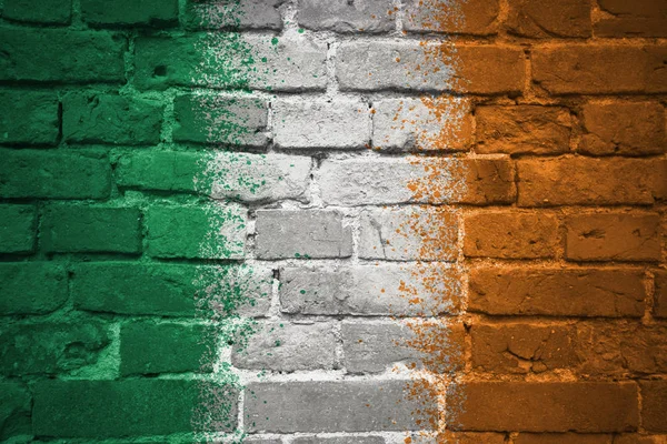 Bandera nacional pintada de Irlanda en una pared de ladrillo —  Fotos de Stock