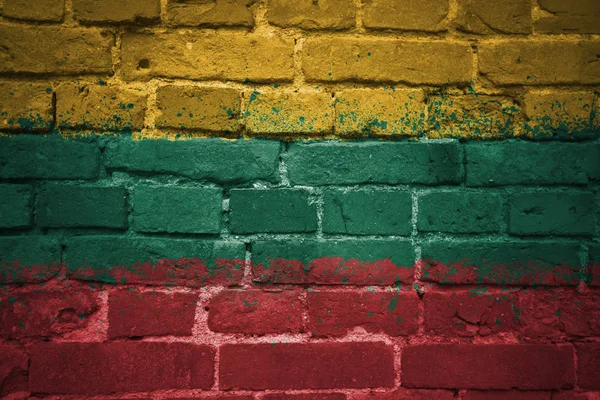 Раскрашенный национальный флаг Италии на кирпичной стене — стоковое фото