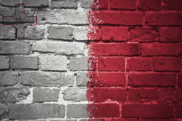 Нарисованный национальный флаг Мальты на кирпичной стене — стоковое фото