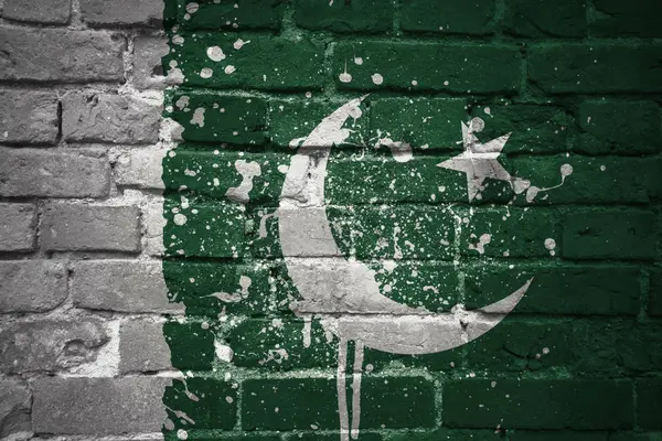 Bandera nacional pintada de Pakistán en una pared de ladrillo — Foto de Stock