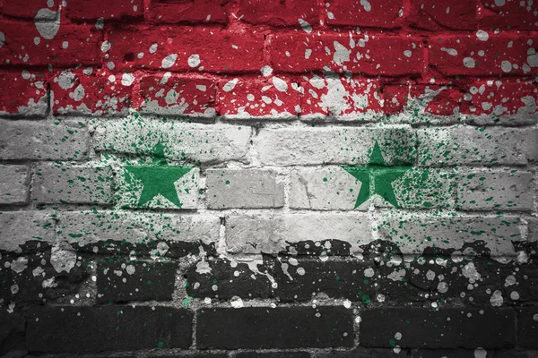 Bandeira nacional pintada de síria em uma parede de tijolo — Fotografia de Stock