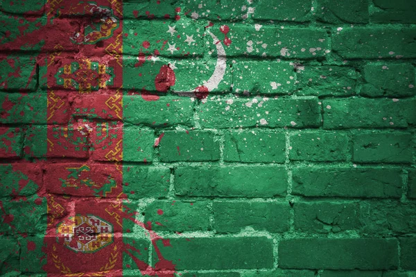 Bandeira nacional pintada de turkmenistan em uma parede de tijolo — Fotografia de Stock