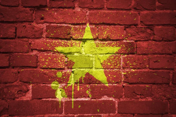 Bandeira nacional pintada de vietnam em uma parede de tijolo — Fotografia de Stock