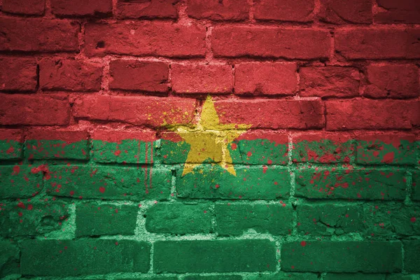 Nationale vlag van burkina faso op een bakstenen muur geschilderd — Stockfoto