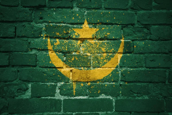 Bandeira nacional pintada de mauritania em uma parede de tijolo — Fotografia de Stock