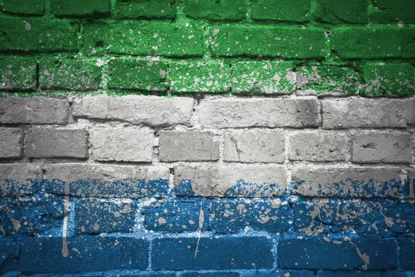 Nationale vlag van sierra leone op een bakstenen muur geschilderd — Stockfoto