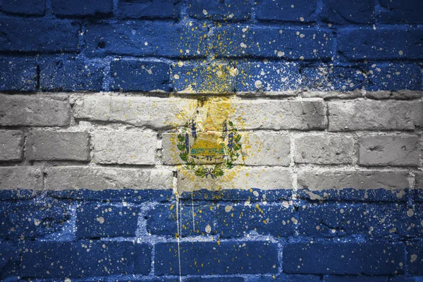 Нарисовал национальный флаг Сальвадора на кирпичной стене — стоковое фото
