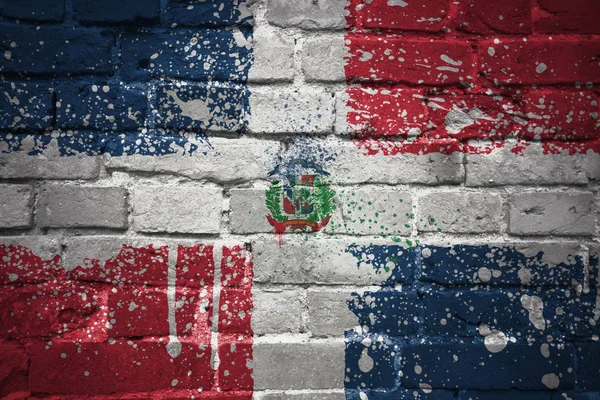 Nationale vlag van Dominicaanse Republiek op een bakstenen muur geschilderd — Stockfoto