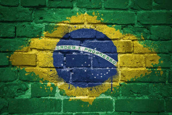 Malowane Flaga narodowa Brazylii na ceglany mur — Zdjęcie stockowe