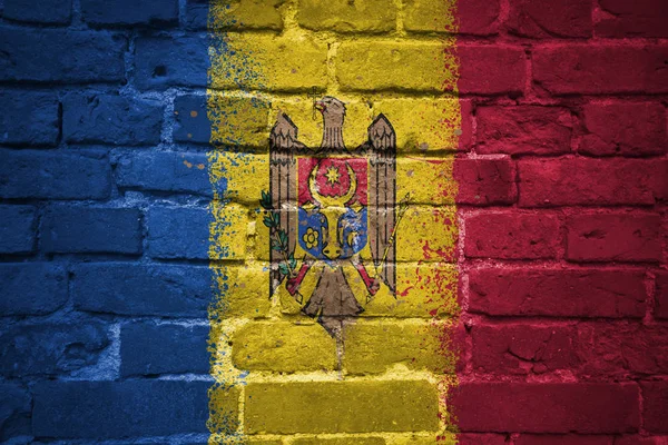 Bandera nacional pintada de Moldavia en una pared de ladrillo —  Fotos de Stock