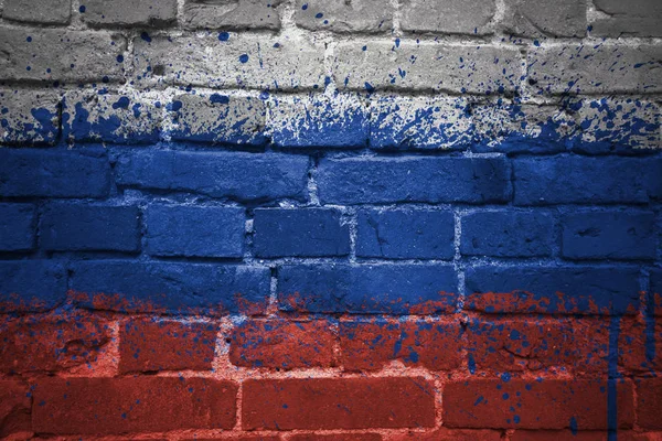 Nationale vlag van Rusland op een bakstenen muur geschilderd — Stockfoto
