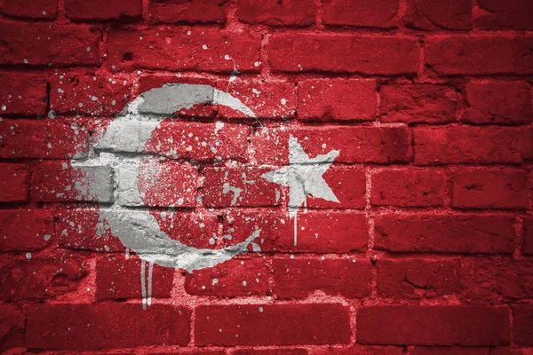 Bir tuğla duvar Türkiye'nin ulusal bayrak boyalı — Stok fotoğraf