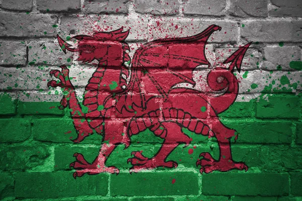 Nationale vlag van wales op een bakstenen muur geschilderd — Stockfoto