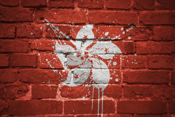 Нарисовал национальный флаг Гонконга на кирпичной стене — стоковое фото