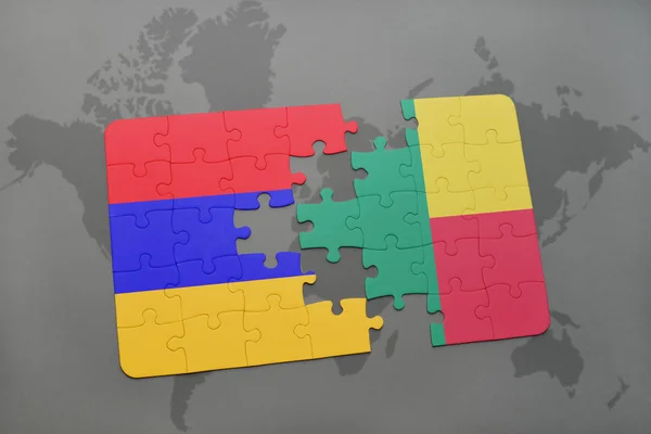 Puzzel met de nationale vlag van Armenië en benin op een wereldkaart — Stockfoto