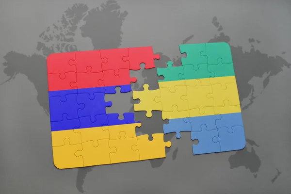 Puzzel met de nationale vlag van Armenië en gabon op een wereldkaart — Stockfoto