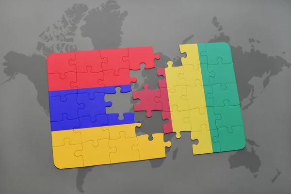 Puzzle s národní vlajkou Arménie a guinea na mapě světa — Stock fotografie