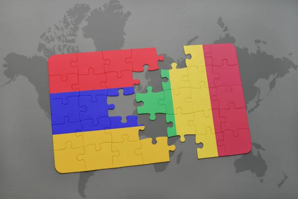 Puzzel met de nationale vlag van Armenië en mali op een wereldkaart — Stockfoto