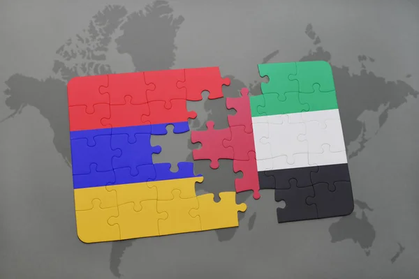 Quebra-cabeça com a bandeira nacional da Arménia e emirados árabes unidos em um mapa do mundo — Fotografia de Stock