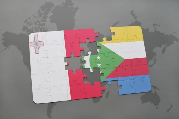 Rompecabezas con la bandera nacional de malta y comoras en un mapa del mundo — Foto de Stock