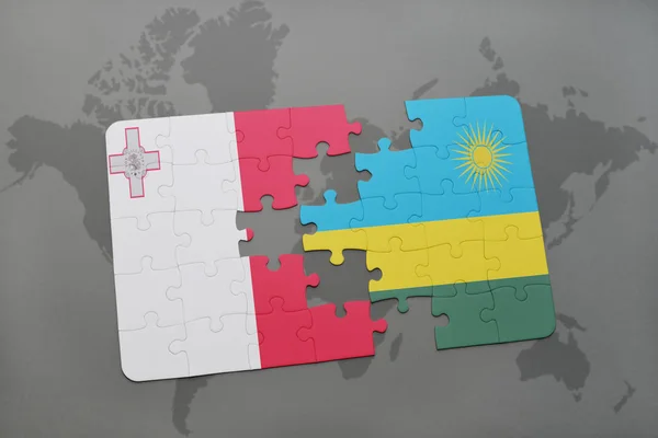 Quebra-cabeça com a bandeira nacional de Malta e Ruanda em um mapa do mundo — Fotografia de Stock