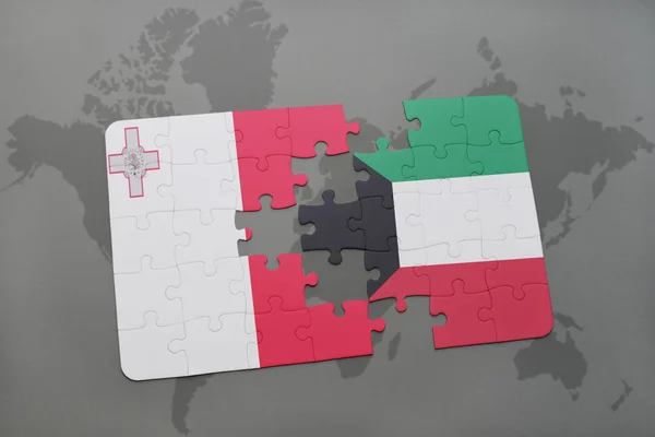 Malta ve Kuveyt ulusal bayrak bir dünya haritası üzerinde ile bulmaca — Stok fotoğraf