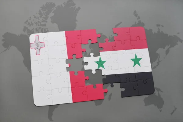 Puzzel met de nationale vlag van malta en Syrië op een wereldkaart — Stockfoto