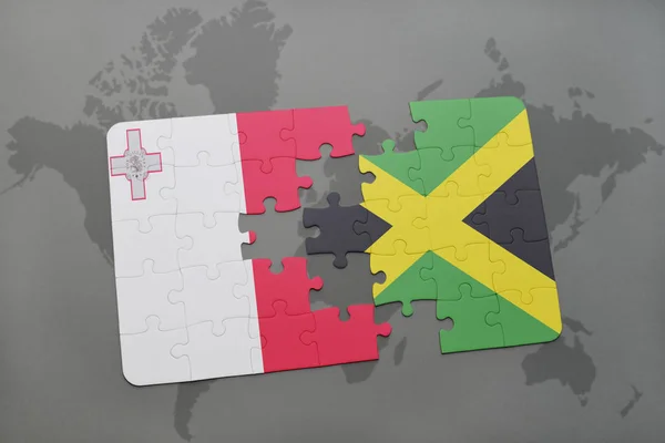 Rompecabezas con la bandera nacional de malta y jamaica en un mapa del mundo — Foto de Stock