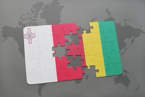 Puzzel met de nationale vlag van malta en Guinee op een wereldkaart — Stockfoto