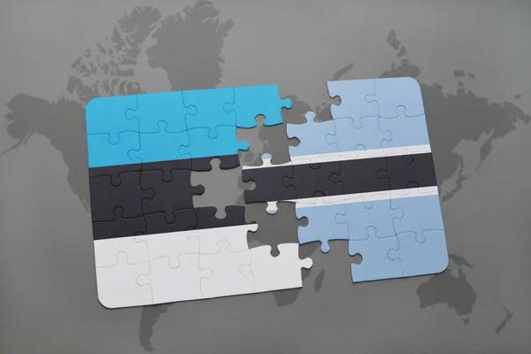 С национальным флагом Эстонии и ботсваны на карте мира — стоковое фото