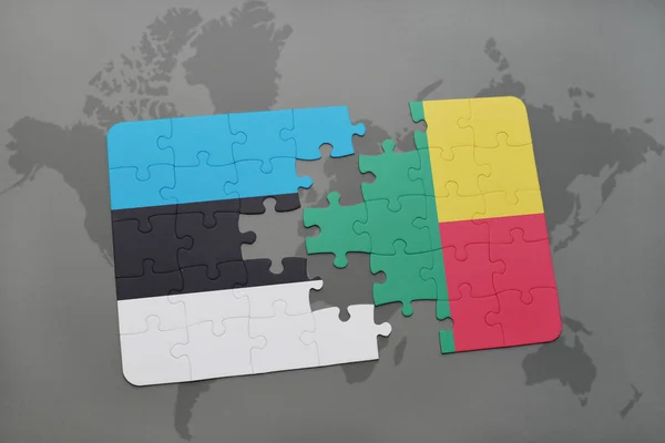 Puzzle avec le drapeau national de l'Estonie et du Bénin sur une carte du monde — Photo