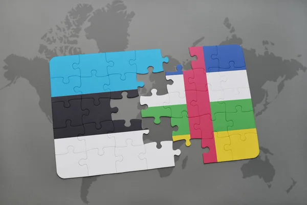 Puzzel met de nationale vlag van Estland en de Centraal-Afrikaanse Republiek op een kaart van de wereld — Stockfoto