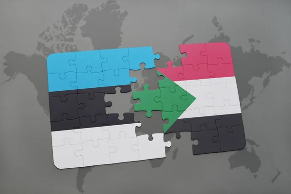 Puslespil med det nationale flag estonia og sudan på et verdenskort - Stock-foto