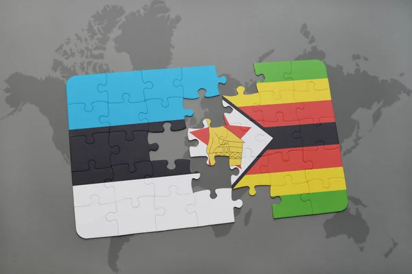 Puzzle s národní vlajkou Estonska a zimbabwe na mapě světa — Stock fotografie
