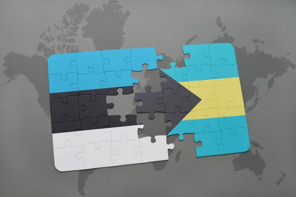 世界地図にエストニア、バハマの国旗をパズルします。 — ストック写真