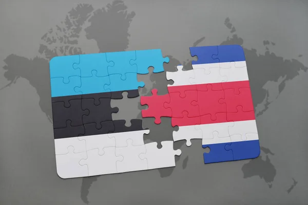 Puzzle s národní vlajkou Estonska a costa rica na mapě světa — Stock fotografie
