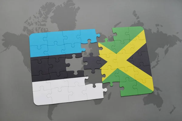 Rompecabezas con la bandera nacional de estonia y jamaica en un mapa del mundo — Foto de Stock